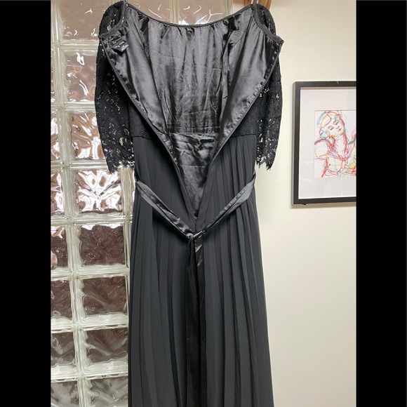 City Chic Trendy Plus Size Intriguing Off-The-Shoulder A-Line Gown Size 20W - Picture 6 of 7